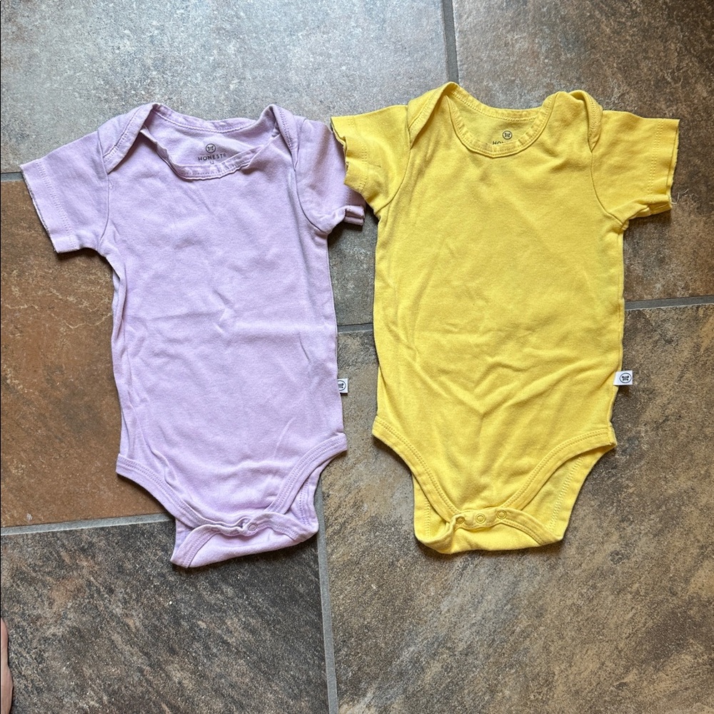 7 Honest company onesies - size 12 months - Picture 2 of 6
